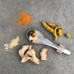 cucchiaio grattugia con zenzero e curcuma