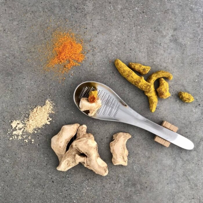cucchiaio grattugia con zenzero e curcuma