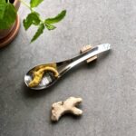 cucchiaio grattugia con zenzero e curcuma